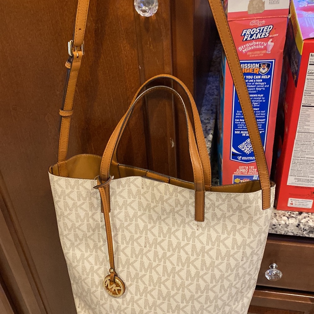 MK Purse - Picture 3 of 4